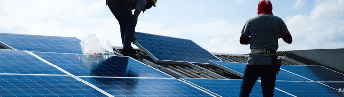 techniciens installant des panneaux solaires