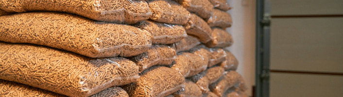 sachets de pellets de bois empilés