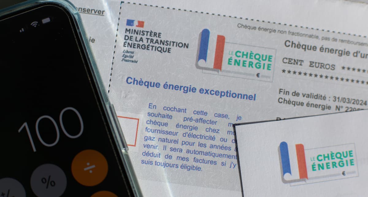 un smartphone sur des chèques énergies