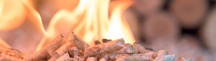 pellets de bois enflammés