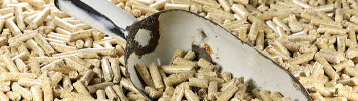 pelle dans du pellets de bois