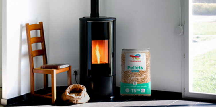 chaudière et son sac de pellets de bois