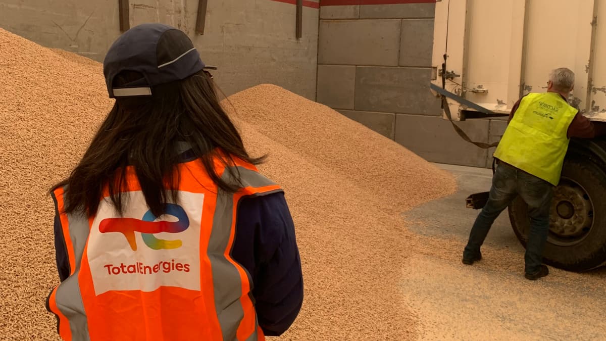 deux employés totalenergies s'occupant des pellets