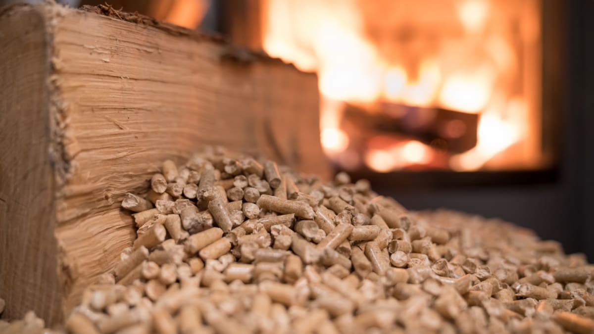 tas de pellets devant un poêle allumé