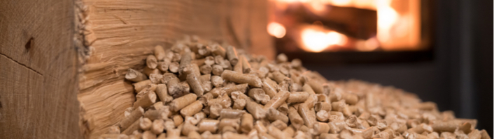 tas de pellets devant un poêle allumé
