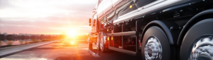camion transporteur de fioul sur une route