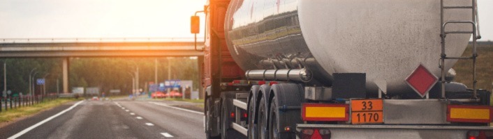 camion transporteur de fioul sur une route