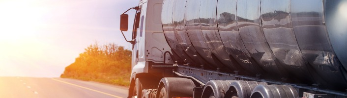 camion transporteur de fioul sur une route