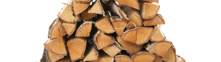 tas de bûches de bois coupées