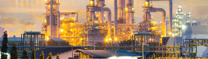 une centrale pétrolière illuminée