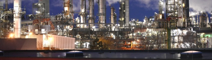 vue sur une centrale pétrolière le soir