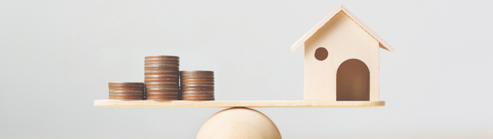 maison et pièces sur une planche en équilibre