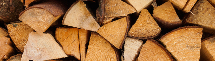 focus sur une pile de bois coupés