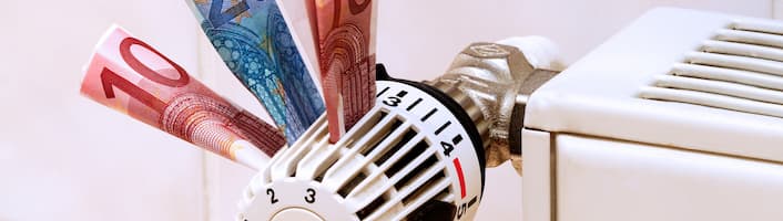billets d'euros insérés dans la poignée d'un radiateur