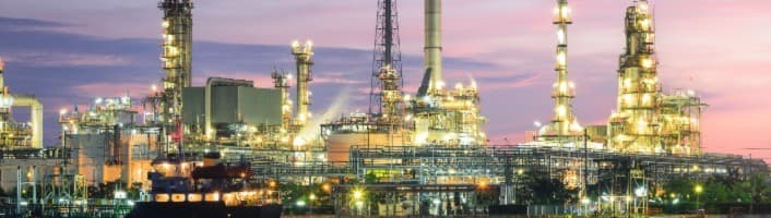 vue sur une centrale pétrolière la nuit