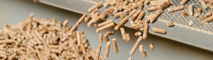 pellets déversés dans un bac