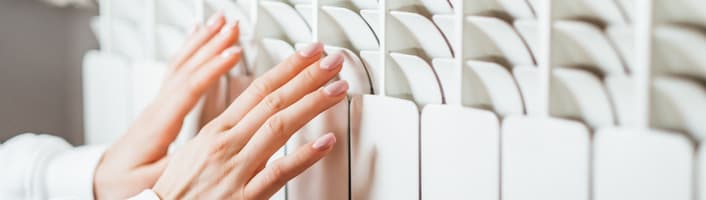 personne se réchauffant sur un radiateur