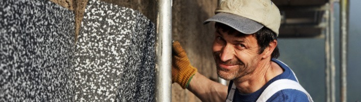focus d'un employé sur un échafaud