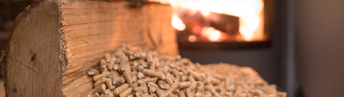 tas de pellets devant un poêle allumé