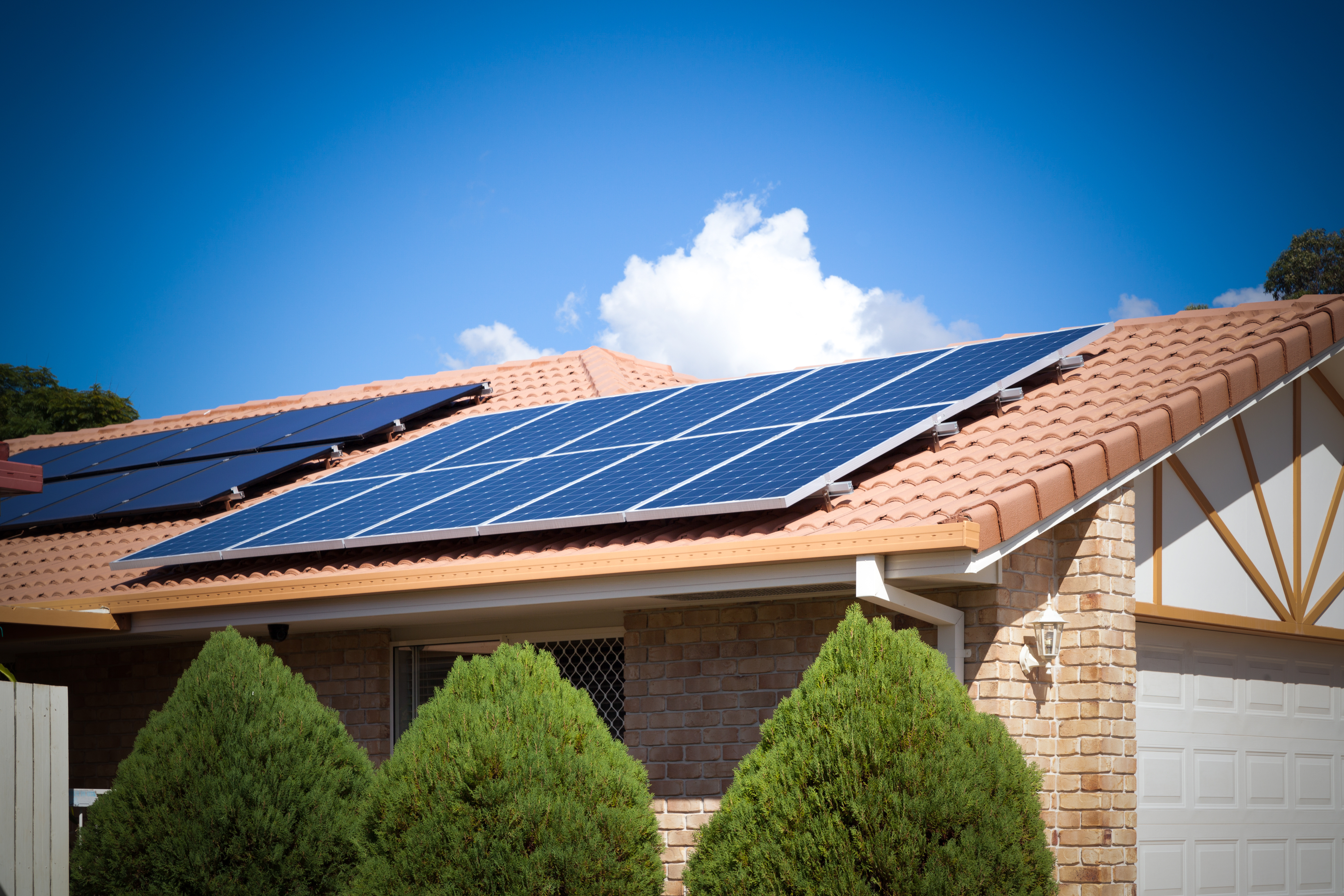 des panneaux solaires sur un toit