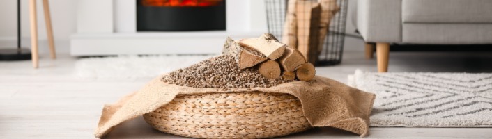 panier de pellets et bûches dans un salon