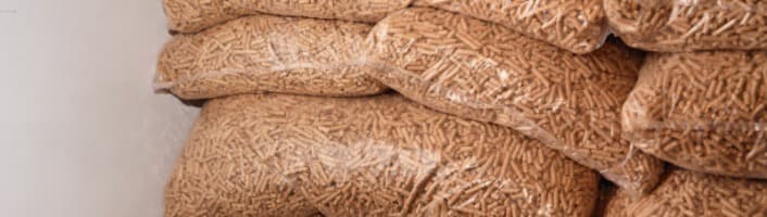 focus sur des sacs de pellets de bois