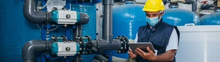 employé faisant des tests de qualité
