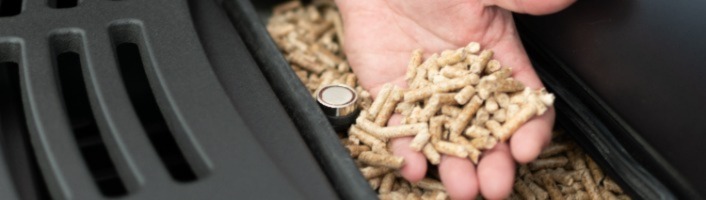 main remplie de pellets de bois