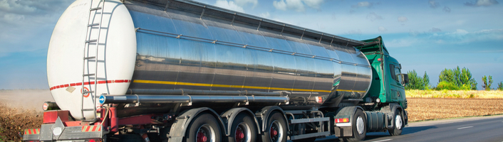 camion transporteur de fioul sur une route