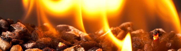 tas de pellets de bois enflammés