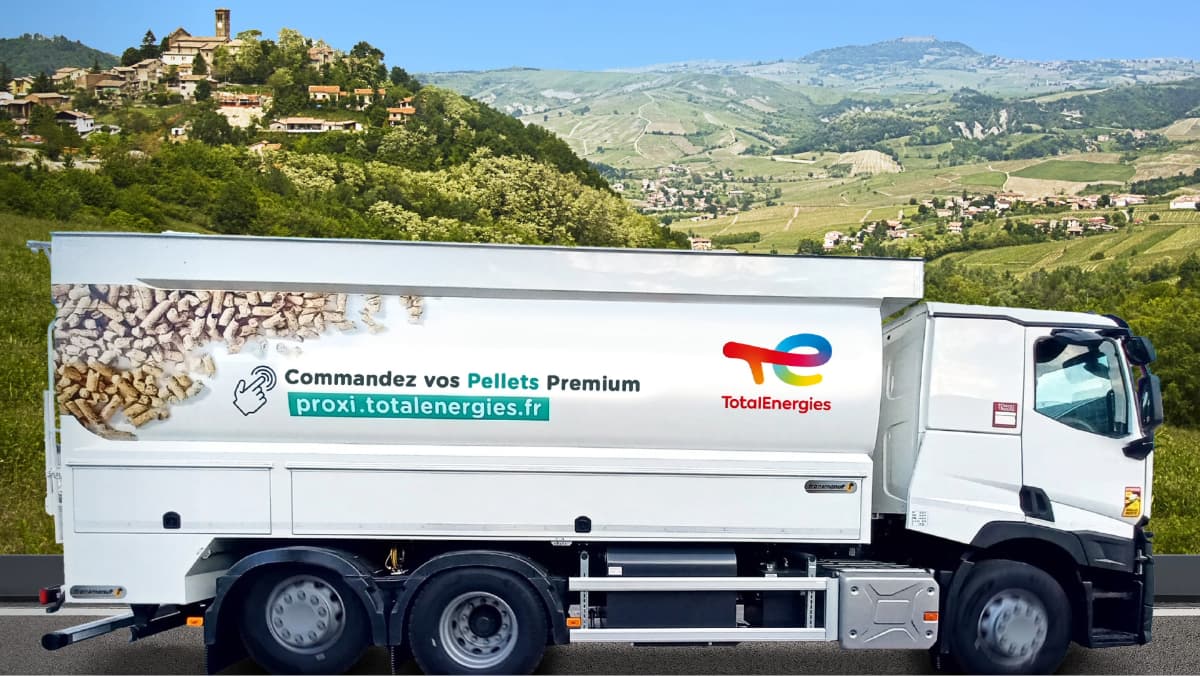 un camion de livraison bûches et pellets