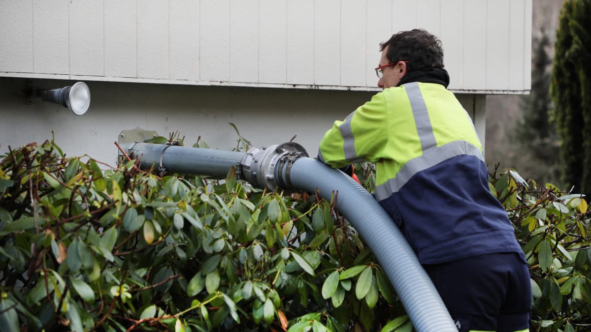 technicien examinant un tuyau